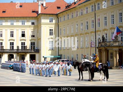 (190626) -- PRAG, 26. Juni 2019 (Xinhua) -- Mitglieder der Prager Burggarde treten während eines Festes zum Tag der Streitkräfte in Prag, der Hauptstadt der Tschechischen Republik, am 26. Juni 2019 auf. Die Prager Burgwache organisiert am Mittwoch eine Reihe von Aufführungen und Ausstellungen im Innenhof der Prager Burg, um den Tag der Streitkräfte zu feiern, der am 30. Juni stattfindet. (Xinhua/Dana Kesnerova) TSCHECHISCHE REPUBLIK-PRAG-ARMEE-TAG-FEIER PUBLICATIONxNOTxINxCHN Stockfoto