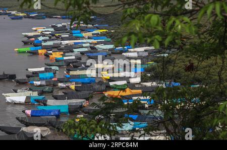 (190627) -- MUMBAI, 27. Juni 2019 () -- indische Fischerboote mit Planen sind in der Nähe der arabischen Küste am Rande von Mumbai, Indien, verankert, 26. Juni 2019. Die Fischer vor Ort beenden die Fischerei während der Monsunzeit aufgrund von Dauerregen und unsicheren Windverhältnissen. () INDIEN-MUMBAI-MONSUN-FISCHERBOOTE Xinhua PUBLICATIONxNOTxINxCHN Stockfoto