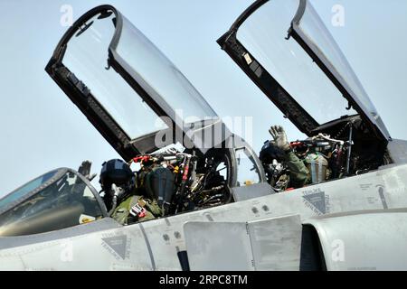 (190627) -- ANKARA, 27. Juni 2019 (Xinhua) -- Militärpiloten nehmen am 26. Juni 2019 an der Luftbohrmaschine Anatolian Eagle in Konya, Türkei, Teil. Die Türkei und ihre Verbündeten nehmen an den Luftbohrern des Anatolischen Adlers in der Provinz Konya im Zentrum Teil, um die Zusammenarbeit bei gemeinsamen Aufgaben und Übungsmissionen zu verstärken, berichteten lokale Medien am Donnerstag. (Xinhua) TÜRKEI-KONYA-INTERNATIONAL LUFTBOHRER PUBLICATIONxNOTxINxCHN Stockfoto