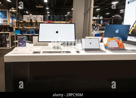 Mac-Computer von Aplle im Geschäft erhältlich. Kopenhagen, Dänemark - 2. September 2023. Stockfoto