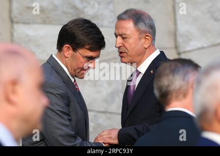 (190628) -- BRÜSSEL, 28. Juni 2019 -- der amtierende Verteidigungsminister der USA Mark Esper (L) unterhält sich mit dem türkischen Verteidigungsminister Hulusi Akar, während er an einem Treffen der NATO-Verteidigungsminister im NATO-Hauptquartier in Brüssel, Belgien, am 27. Juni 2019 teilnimmt. Die zweitägige Sitzung der NATO-Verteidigungsminister wurde am Donnerstag geschlossen. ) BELGIEN-BRÜSSEL-NATO-VERTEIDIGUNGSMINISTER-SITZUNG-ABSCHLUSS ZHANGXCHENG PUBLICATIONXNOTXINXCHN Stockfoto