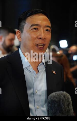 (190628) -- MIAMI, 28. Juni 2019 -- Entrepreneur Andrew Yang wird nach der zweiten Nacht der ersten demokratischen Primärdebatte in Miami, Florida, USA, am 27. Juni 2019 interviewt. In der zweiten Nacht der ersten demokratischen Primärdebatte am Donnerstag waren weitere frühe Spitzenkandidaten für die Präsidentschaftskandidatur der Partei anwesend, um Präsident Donald Trump im Jahr 2020 herauszufordern. USA-MIAMI-USA VORSITZ - DEMOKRATISCHE PARTEIDEBATTE LiuxJie PUBLICATIONxNOTxINxCHN Stockfoto