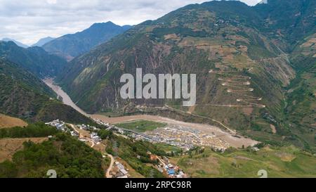 (190628) -- KUNMING, 28. Juni 2019 -- Luftaufnahme, aufgenommen am 24. Juni 2019, zeigt einen Blick auf die Stadt Daxingdi, Autonome Präfektur Lisu in Nujiang, Provinz Yunnan im Südwesten Chinas. Dank der Politik der lokalen Regierung zur Armutsbekämpfung wurden die Lisu-Menschen in eine neue Gemeinschaft aus unwirtlichen Berggebieten verlagert. Zhiguo-Minderheiten sind besondere Mitglieder der 56 ethnischen Gruppen Chinas. Der Begriff Zhiguo bezieht sich auf Minderheitengruppen, die vor der Modernisierung in relativer Isolation gelebt und die mit der feudalen Monarchie verbundene Übergangszeit übersprungen hatten. Yunnan ist ein großes konzentriertes Gebiet von Zhig Stockfoto