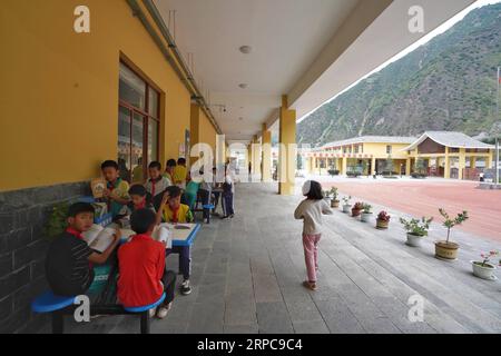 (190628) -- KUNMING, 28. Juni 2019 -- Schüler lesen Bücher an der Geli Primary School, die sich in einem Neuansiedlungsort für Menschen der Lisu-ethnischen Gruppe in der Stadt Daxingdi, Autonome Präfektur Lisu in Nujiang, Provinz Yunnan im Südwesten Chinas, am 24. Juni 2019 befindet. Dank der Politik der lokalen Regierung zur Armutsbekämpfung wurden die Lisu-Menschen in eine neue Gemeinschaft aus unwirtlichen Berggebieten verlagert. Zhiguo-Minderheiten sind besondere Mitglieder der 56 ethnischen Gruppen Chinas. Der Begriff Zhiguo bezieht sich auf Minderheitengruppen, die vor der Modernisierung in relativer Isolation gelebt und die Übergangszeit Asasso übersprungen hatten Stockfoto