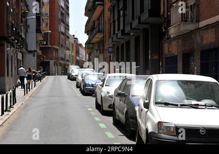 (190628) -- MADRID, 28. Juni 2019 -- der Sonnenschein spiegelt sich in den Fenstern von Autos in Madrid, Spanien, 28. Juni 2019. Die Temperatur von Madrid erreichte am Freitag 41 Grad. ) SPANIEN-MADRID-HITZEWELLE GuoxQiuda PUBLICATIONxNOTxINxCHN Stockfoto