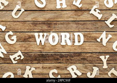 Das Wort Wort Wort geschrieben auf Holzbuchstaben auf hölzernem Hintergrund, Draufsicht. Stockfoto