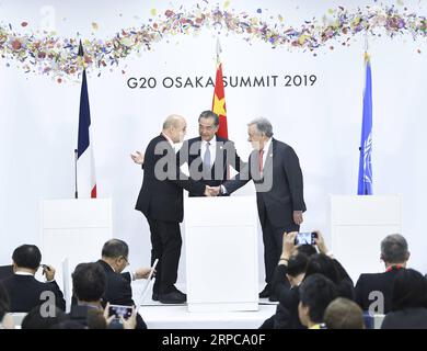 (190629) -- OSAKA, 29. Juni 2019 -- der chinesische Staatsrat und Außenminister Wang Yi, der französische Außenminister Jean-Yves Le Drian und der UN-Generalsekretär Antonio Guterres treffen sich nach einem trilateralen Treffen am Rande eines Gipfels der Gruppe der 20 großen Volkswirtschaften am 29. Juni 2019 in Osaka, Japan. Wang Yi forderte alle Parteien auf, ihren Verpflichtungen nachzukommen und konkrete Maßnahmen zur Bekämpfung des Klimawandels auf der Tagung am Samstag zu ergreifen. ) JAPAN-OSAKA-MEETING-KLIMAWANDEL YanxYan PUBLICATIONxNOTxINxCHN Stockfoto