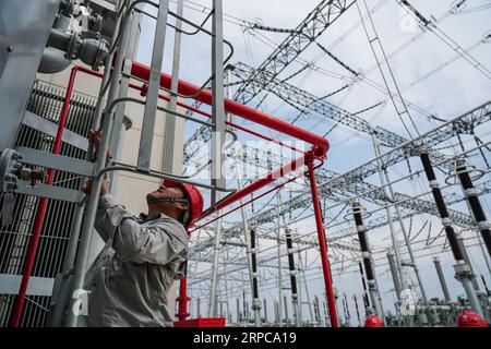 (190629) -- NANCHANG, 29. Juni 2019 -- Ein Arbeiter führt Untersuchungen durch, bevor die Konverterstation in Nanchang, ostchinesische Provinz Jiangxi, am 28. Juni 2019 in Betrieb genommen wurde. Das Projekt zur Übertragung und Umwandlung von Energie mit 500 kV wurde am Freitag in Betrieb genommen, wodurch die lokale Stromversorgung im Sommer erheblich entlastet wird. ) CHINA-JIANGXI-NANCHANG-CONVERTER STATION OPERATION (CN) ZHOUXMI PUBLICATIONXNOTXINXCHN Stockfoto