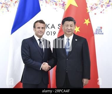 (190629) -- OSAKA, 29. Juni 2019 -- der chinesische Präsident Xi Jinping (R) trifft sich mit seinem französischen Amtskollegen Emmanuel Macron in Osaka, Japan, am 29. Juni 2019. ) JAPAN-OSAKA-XI JINPING-EMMANUEL MACRON-MEETING YANXYAN PUBLICATIONXNOTXINXCHN Stockfoto