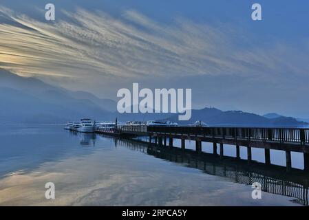 (190629) -- PEKING, 29. Juni 2019 -- Foto aufgenommen am 8. Januar 2017 zeigt die Morgenlandschaft des Sonnenmondsees im Nantou County im Südosten Chinas Taiwan. Taiwan ist eine Insel vor der Südostküste des chinesischen Festlands. Es gibt reichlich ökologische Ressourcen und zahlreiche landschaftlich reizvolle Orte, darunter den Ali Mountain, ein berühmtes Bergresort und Naturschutzgebiet, den Sun Moon Lake, den größten Süßwassersee der Insel, Kenting, umgeben von Wasser auf drei Seiten am südlichsten Ende Taiwans, den Yehliu Geopark, berühmt für seine Seerosionslandschaft an der Nordküste Taiwans und Th Stockfoto