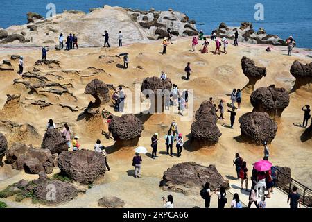 (190629) -- PEKING, 29. Juni 2019 -- Touristen besuchen den Yehliu Geopark in New Taipei City, Südostchinas Taiwan, 5. April 2017. Taiwan ist eine Insel vor der Südostküste des chinesischen Festlands. Es gibt reichlich ökologische Ressourcen und zahlreiche landschaftlich reizvolle Orte, darunter den Ali Mountain, ein berühmtes Bergresort und Naturschutzgebiet, den Sun Moon Lake, den größten Süßwassersee der Insel, Kenting, umgeben von Wasser auf drei Seiten am südlichsten Ende Taiwans, den Yehliu Geopark, berühmt für seine Seerosionslandschaft an der Nordküste Taiwans und die Insel Lanyu, eine Insel Stockfoto