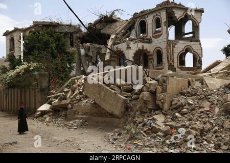 (190629) -- SANAA, 29. Juni 2019 -- Ein Kind geht an einem Haus vorbei, das während des laufenden Krieges in Sanaa, Jemen, am 29. Juni 2019 zerstört wurde. Mohammed Mohammed) JEMEN-SANAA-WAR-RUCKELLEBER nieyunpeng PUBLICATIONxNOTxINxCHN Stockfoto