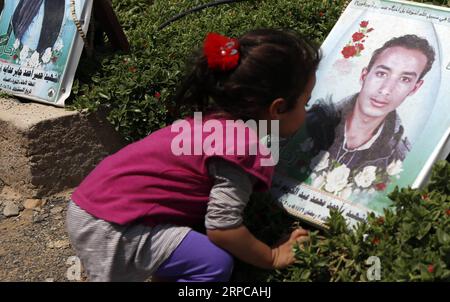 (190629) -- SANAA, 29. Juni 2019 -- Ein Mädchen küsst Ein Foto ihres Verwandten, der während des laufenden Krieges auf einem Friedhof in Sanaa, Jemen, am 29. Juni 2019 getötet wurde. Mohammed Mohammed) JEMEN-SANAA-WAR-RUCKELLEBER nieyunpeng PUBLICATIONxNOTxINxCHN Stockfoto