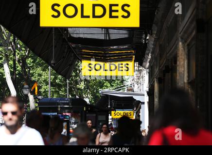 (190629) -- PARIS, 29. Juni 2019 -- Leute gehen am Printemps Kaufhaus in Paris, Frankreich, 29. Juni 2019 vorbei. Die Sommerrabattsaison des Landes beginnt am 26. Juni und endet am 6. August 2019. ) FRANCE-PARIS-SUMMER SALES GaoxJing PUBLICATIONxNOTxINxCHN Stockfoto