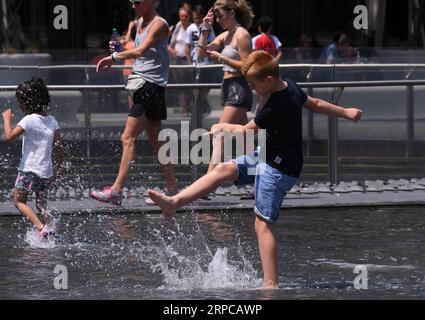 (190629) -- MAILAND (ITALIEN), 29. Juni 2019 (Xinhua) -- Menschen spielen in einem Brunnen in Mailand, Italien, am 29. Juni 2019. Sechzehn italienische Städte sind in Alarmbereitschaft, nachdem zwei ältere Männer bei einer der intensivsten Hitzewellen, die Italien in den letzten Jahren heimgesucht haben, an einem Hitzschlag gestorben sind. (Xinhua/Alberto Lingria) ITALIEN-MAILAND-HITZEWELLE PUBLICATIONxNOTxINxCHN Stockfoto