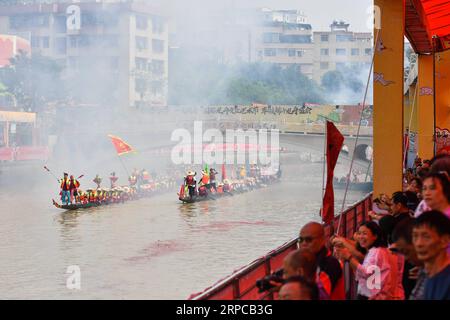 (190630) -- GUANGZHOU, 30. Juni 2019 -- Ruderer paddeln mit den Drachenbooten in Chebei, Guangzhou, südchinesische Provinz Guangdong, 5. Juni 2019. Chebei ist ein antikes Dorf mit einer Geschichte von mehr als 1.000 Jahren und über 200.000 ständigen Einwohnern in Guangzhou, der südchinesischen Provinz Guangdong. Das Drachenboot des Chebei-Dorfes ist als immaterielles kulturelles Erbe von Guangzhou aufgeführt. Das Dragon Boat Festival besteht aus vielen wichtigen Schritten, die vollständig erhalten wurden. Am achten Tag des vierten Mondmonats, dem Tag des Drachenhebens, in Chebei, das von Schlamm bedeckt wurde Stockfoto