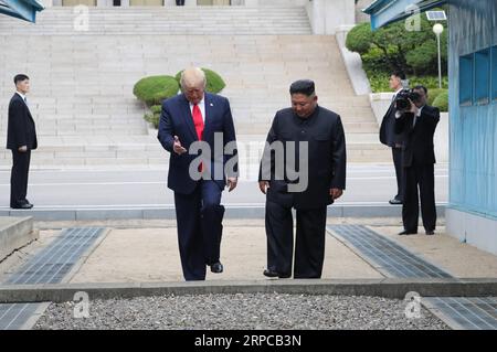 (190630) -- PANMUNJOM, 30. Juni 2019 -- US-Präsident Donald Trump trifft sich am 30. Juni 2019 mit Kim Jong UN, dem Spitzenführer der Demokratischen Volksrepublik Korea (DVRK), im interkoreanischen Grenzdorf Panmunjom. NEWSIS) DONALD TRUMP-KIM JONG UN-TREFFEN WANGXJINGQIANG PUBLICATIONXNOTXINXCHN Stockfoto