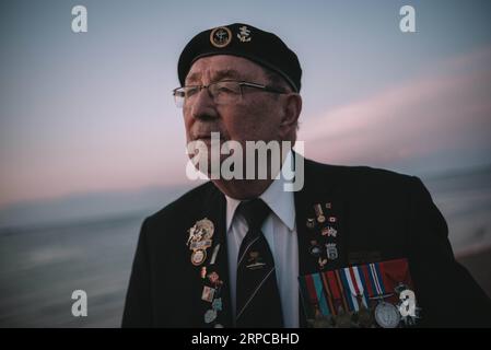 (190630) -- PEKING, 30. Juni 2019 -- Ein Veteran nimmt an einer Veranstaltung zum 75. Jahrestag der D-Day-Landung in der Normandie, Frankreich, am 4. Juni 2019 Teil. Chen Yin) Porträts vom Juni 2019 GaoxJing PUBLICATIONxNOTxINxCHN Stockfoto