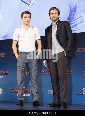 (190630) -- SEOUL, 30. Juni 2019 -- die Schauspieler Tom Holland (L) und Jake Gyllenhaal nehmen an einer Pressekonferenz des Films Spider-man: Far From Home in Seoul, Südkorea, 30. Juni 2019 Teil. Der Film wird am 2. Juli in Südkorea veröffentlicht. ) SÜDKOREA-SEOUL-MOVIE-SPIDER-MAN: FERN VON ZU HAUSE -PROMOTION LEEXSANG-HO PUBLICATIONXNOTXINXCHN Stockfoto