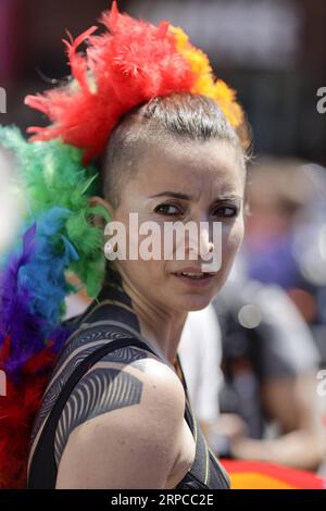 (190630) -- NEW YORK, 30. Juni 2019 -- Ein Teilnehmer wird während der New York City Pride Parade 2019 in New York, USA, am 30. Juni 2019 abgebildet. Tausende von Menschen nahmen an der jährlichen Pride-Feier zum 50. Jahrestag des Stonewall-Aufstands hier am Sonntag Teil. ) US-NEW YORK-STOLZ PARADE LixMuzi PUBLICATIONxNOTxINxCHN Stockfoto