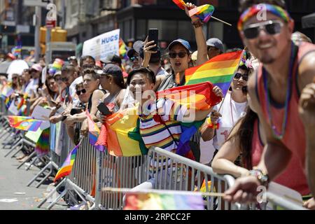 (190630) -- NEW YORK, 30. Juni 2019 -- Zuschauer beobachten die New York City Pride Parade 2019 in New York, USA, am 30. Juni 2019. Tausende von Menschen nahmen an der jährlichen Pride-Feier zum 50. Jahrestag des Stonewall-Aufstands hier am Sonntag Teil. ) US-NEW YORK-STOLZ PARADE LixMuzi PUBLICATIONxNOTxINxCHN Stockfoto