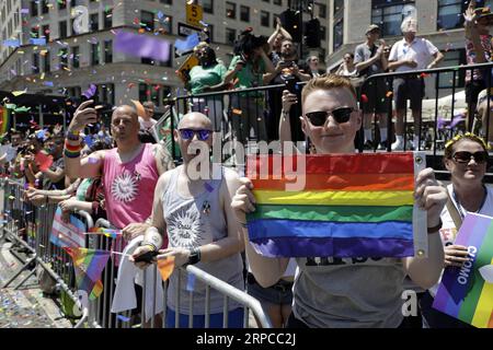 (190630) -- NEW YORK, 30. Juni 2019 -- Zuschauer beobachten die New York City Pride Parade 2019 in New York, USA, am 30. Juni 2019. Tausende von Menschen nahmen an der jährlichen Pride-Feier zum 50. Jahrestag des Stonewall-Aufstands hier am Sonntag Teil. ) US-NEW YORK-STOLZ PARADE LixMuzi PUBLICATIONxNOTxINxCHN Stockfoto