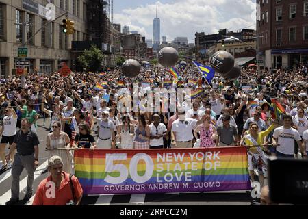 (190630) -- NEW YORK, 30. Juni 2019 -- Menschen nehmen an der New York City Pride Parade 2019 in New York, USA, am 30. Juni 2019 Teil. Tausende von Menschen nahmen an der jährlichen Pride-Feier zum 50. Jahrestag des Stonewall-Aufstands hier am Sonntag Teil. ) US-NEW YORK-STOLZ PARADE LixMuzi PUBLICATIONxNOTxINxCHN Stockfoto