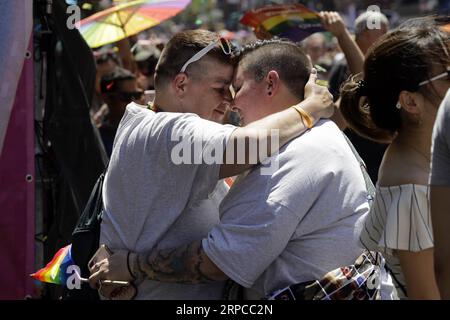 (190630) -- NEW YORK, 30. Juni 2019 -- zwei Teilnehmer umarmen sich während der New York City Pride Parade 2019 in New York, USA, am 30. Juni 2019. Tausende von Menschen nahmen an der jährlichen Pride-Feier zum 50. Jahrestag des Stonewall-Aufstands hier am Sonntag Teil. ) US-NEW YORK-STOLZ PARADE LixMuzi PUBLICATIONxNOTxINxCHN Stockfoto