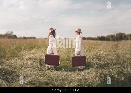 Zwei surreal elegante Frauen, die gleich gekleidet sind, mit einem Koffer, der sich gegenüberliegt, gehen auf ihre Reise, abstraktes Konzept Stockfoto