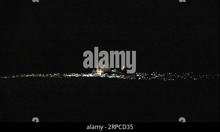 Unterstützungsteams arbeiten um das Raumschiff SpaceX Dragon Endeavour herum, kurz nachdem es mit den NASA-Astronauten Stephen Bowen und Warren 'Woody' Hoburg, dem VAE-Astronauten Sultan Alneyadi und dem Roscosmos-Kosmonauten Andrey Fedyaev am Montag, den 4. September 2023, im Atlantik vor der Küste von Jacksonville, Florida, landete. Bowen, Hoburg, Alneyadi und Fedyaev kehren nach fast sechs Monaten im Weltraum als Teil der Expedition 69 an Bord der Internationalen Raumstation zurück. Obligatorisches Guthaben: Joel Kowsky/NASA über CNP Stockfoto