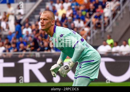 Milano, Italien. September 2023. Torhüter Oliver Christensen (53) von Fiorentina im Spiel der Serie A zwischen Inter und Fiorentina bei Giuseppe Meazza in Mailand. (Foto: Gonzales Photo/Alamy Live News Stockfoto