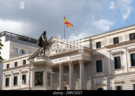 Madrid, Spanien, April 29 2015: Versammlung von Madrid. Die Skulptur Miguel de Cervantes de Saavedra vor dem Congreso de Los Diputados Stockfoto