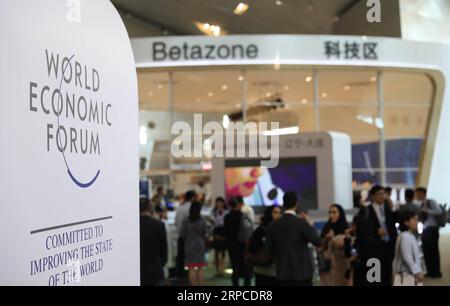 (190702) -- DALIAN, 2. Juli 2019 -- Delegierte werden im Dalian International Conference Center, Austragungsort der Jahrestagung der Neuen Champions 2019, auch bekannt als Summer Davos, in Dalian, Provinz Liaoning im Nordosten Chinas, am 2. Juli 2019 gesehen. Die Eröffnungssitzung von Summer Davos findet hier am Dienstag statt. ) CHINA-DALIAN-SUMMER DAVOS-OPENING PLENUM(CN) YANGXQING PUBLICATIONXNOTXINXCHN Stockfoto