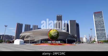 (190702) -- DALIAN, 2. Juli 2019 -- Foto aufgenommen am 2. Juli 2019 zeigt das Dalian International Conference Center, Austragungsort der Jahrestagung der Neuen Champions 2019, auch bekannt als Summer Davos, in Dalian, Provinz Liaoning im Nordosten Chinas. Die Eröffnungssitzung von Summer Davos findet hier am Dienstag statt. ) CHINA-DALIAN-SUMMER DAVOS-OPENING PLENUM(CN) YANGXQING PUBLICATIONXNOTXINXCHN Stockfoto