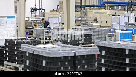 (190702) -- PEKING, 2. Juli 2019 -- A man Works at ThyssenKrupp Presta Dalian Co., Ltd. In Dalian, Provinz Liaoning im Nordosten Chinas, 20. März 2019. Yang Qing) Xinhua Schlagzeilen: Chinas größere Eröffnungsversprechen gemeinsamer Wohlstand YaoxJianfeng PUBLICATIONxNOTxINxCHN Stockfoto