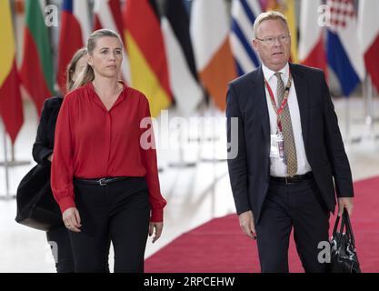 (190702) - Brüssel, 2. Juli 2019 (Xinhua) - der dänische Ministerpräsident Mette Frederiksen (L) kommt für den Sondergipfel des Europäischen Rates in Brüssel, Belgien, am 2. Juli 2019. Die Staats- und Regierungschefs der Europäischen Union am Dienstag einigten sich auf die zukünftige Führung der EU-Institutionen, schlägt Ursula von der Leyen, die weibliche Verteidigungsminister der nächsten Europäischen Kommission Präsident sein. Charles Michel, der Premierminister von Belgien, wurde gewählt, um den nächsten Präsidenten des Europäischen Rates. Christine Lagarde, der geschäftsführende Direktor des Internationalen Währungsfonds, nominiert war zu P Stockfoto