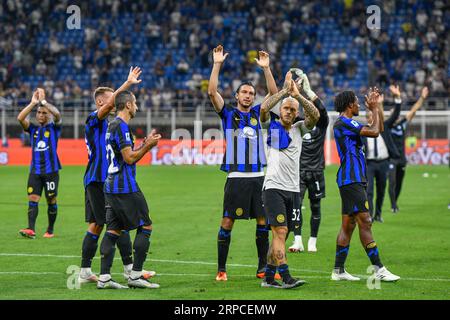 Milano, Italien. September 2023. Die Spieler von Inter danken den Fans nach dem Spiel der Serie A zwischen Inter und Fiorentina in Giuseppe Meazza in Mailand. (Foto: Gonzales Photo/Alamy Live News Stockfoto