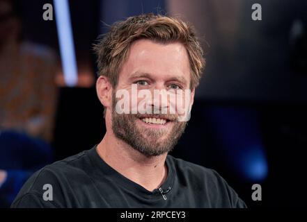 Hamburg, Deutschland. September 2023. Ken Duken, Schauspieler, sitzt vor der Aufnahme der NDR Talkshow auf der Bühne. (Rekrop) Kredit: Georg Wendt/dpa/Alamy Live News Stockfoto