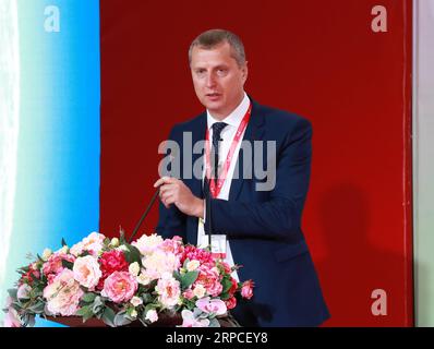 (190703) -- MINSK, 3. Juli 2019 (Xinhua) -- der belarussische Wirtschaftsminister Dmitri Krutoy hält eine Rede auf dem Gürtel- und Straßenforum für regionale Zusammenarbeit und Entwicklung in Minsk, Belarus, 2. Juli 2019. Unter dem Hauptthema Open Park Great Stone -- ein Beispiel für globale Chancen, ist derzeit das Belt and Road Forum for Regional Cooperation and Development im China-Belarus Industrial Park Great Stone am Dienstag im Gange. (Xinhua/Zhinkov Henadz) BELARUS-MINSK-GÜRTEL UND STRASSENFORUM PUBLICATIONxNOTxINxCHN Stockfoto