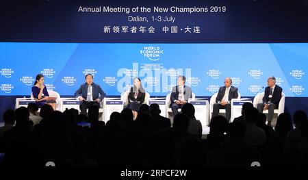 (190703) -- DALIAN, 3. Juli 2019 -- Gäste nehmen am China Energy Outlook Panel während der Jahrestagung der Neuen Champions 2019, auch bekannt als Summer Davos, in Dalian, nordöstliche chinesische Provinz Liaoning, 3. Juli 2019 Teil. ) CHINA-DALIAN-SUMMER DAVOS-PANEL (CN) YAOXJIANFENG PUBLICATIONXNOTXINXCHN Stockfoto