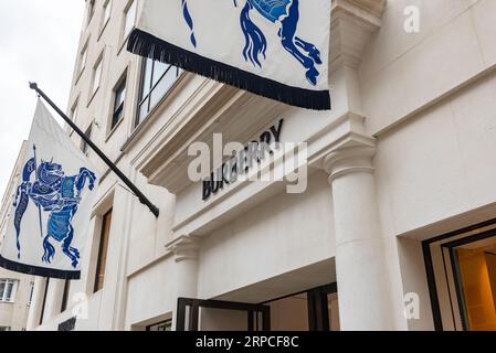 London, Vereinigtes Königreich. August 2023 Burberry. Luxus-Markengeschäft Vorne. Shopping in der New Bond Street, London, England. Stockfoto