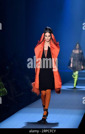 (190703) -- PARIS, 3. Juli 2019 (Xinhua) -- Models präsentieren Kreationen aus den Herbst/Winter 2019/20 Haute Couture Kollektionen von Jean Paul Gaultier in Paris, Frankreich, 3. Juli 2019. (Xinhua/Piero Biasion) FRANCE-PARIS-FASHION WEEK-JEAN PAUL GAULTIER PUBLICATIONxNOTxINxCHN Stockfoto