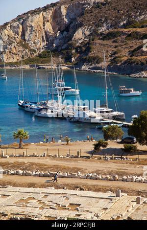 Yachten und Schiffe aus verschiedenen Ländern sind im natürlichen Hafengebiet der antiken Stadt Knidos im Urlaub. Türkei Mugla Datca, Juni 28 2023 Stockfoto