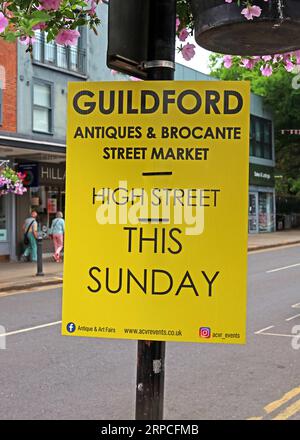 Guildford Antiques & Brocante Street Market Schild, High Street an diesem Sonntag, Surrey, England, UK, GU1 3YL Stockfoto