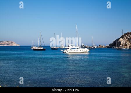 Yachten und Schiffe aus verschiedenen Ländern sind im natürlichen Hafengebiet der antiken Stadt Knidos im Urlaub. Türkei Mugla Datca, Juni 28 2023 Stockfoto