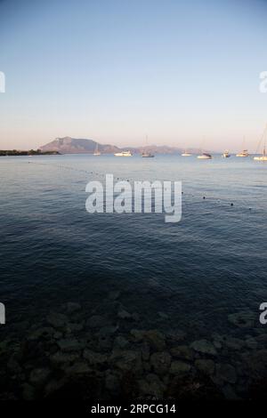 Yachten und Schiffe aus verschiedenen Ländern machen Urlaub in der Bucht und im Hafen von Datca. Türkei Mugla Datca, 28. Juni 2023 Stockfoto