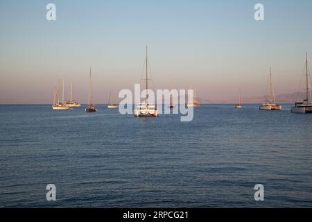 Yachten und Schiffe aus verschiedenen Ländern machen Urlaub in der Bucht und im Hafen von Datca. Türkei Mugla Datca, 28. Juni 2023 Stockfoto