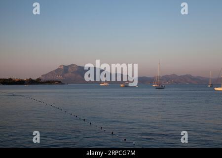 Yachten und Schiffe aus verschiedenen Ländern machen Urlaub in der Bucht und im Hafen von Datca. Türkei Mugla Datca, 28. Juni 2023 Stockfoto