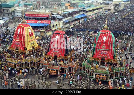 (190705) -- PURI, 5. Juli 2019 -- indische Devotees nehmen am Rath Yatra Festival (Wagenreise von Jagannatha) in Puri, Orissa of India, 4. Juli 2019 Teil. Die Reise, eines der wichtigsten hinduistischen Festivals des Jahres, beinhaltet, dass Anhänger einen Wagen von Lord Jagannath, seinem Bruder Balabhadra und seiner Schwester Subhadra ziehen. Das Festival wird im Juni und Juli in verschiedenen bundesstaaten Indiens beobachtet. (STR/Xinhua) INDIA-PURI-RATH YATRA ZhangxNaijie PUBLICATIONxNOTxINxCHN Stockfoto