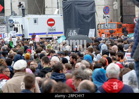 Moskau, Russland, 10. August 2019: Protest auf der Akademiker-Sacharow-Allee in Moskau, Demonstranten sind Menschen mit Plakaten Stockfoto